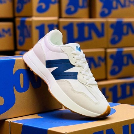 ابيض مع كحلي