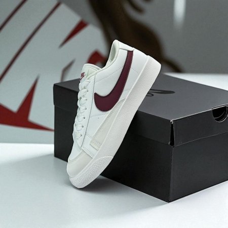 ابيض نايك خمري