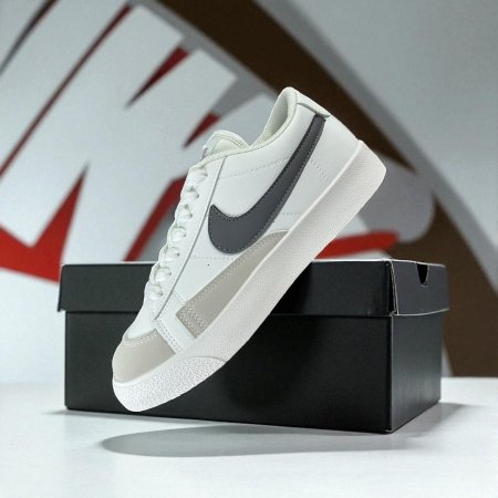 ابيض نايك سكني